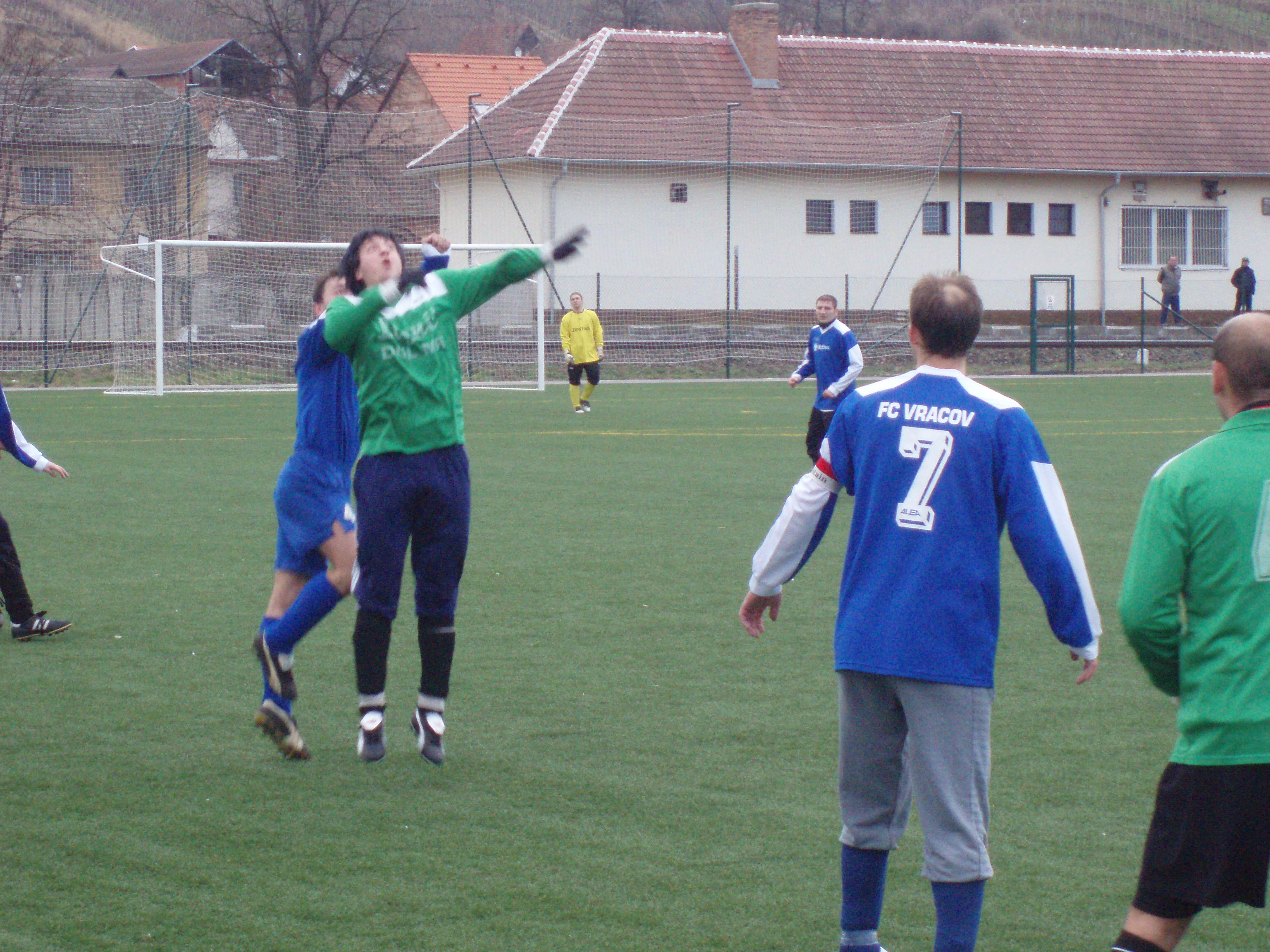 Hlavičkový souboj nejmenšího hráče FC Milana Měchury